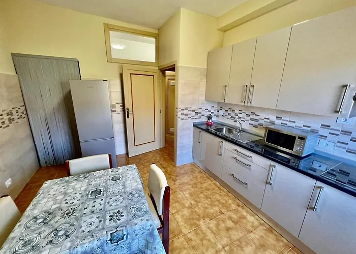 Apartament Lovely Spacious In The Center - *